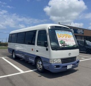 マイクロバスは普通免許で運転できる？必要な免許と取得費用を詳しく解説